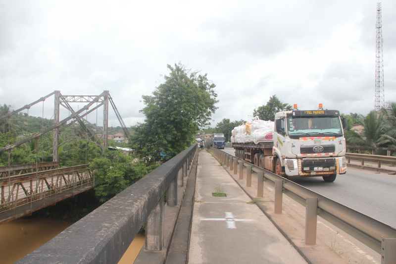 Beposo Bridge left the old, right the new bridge